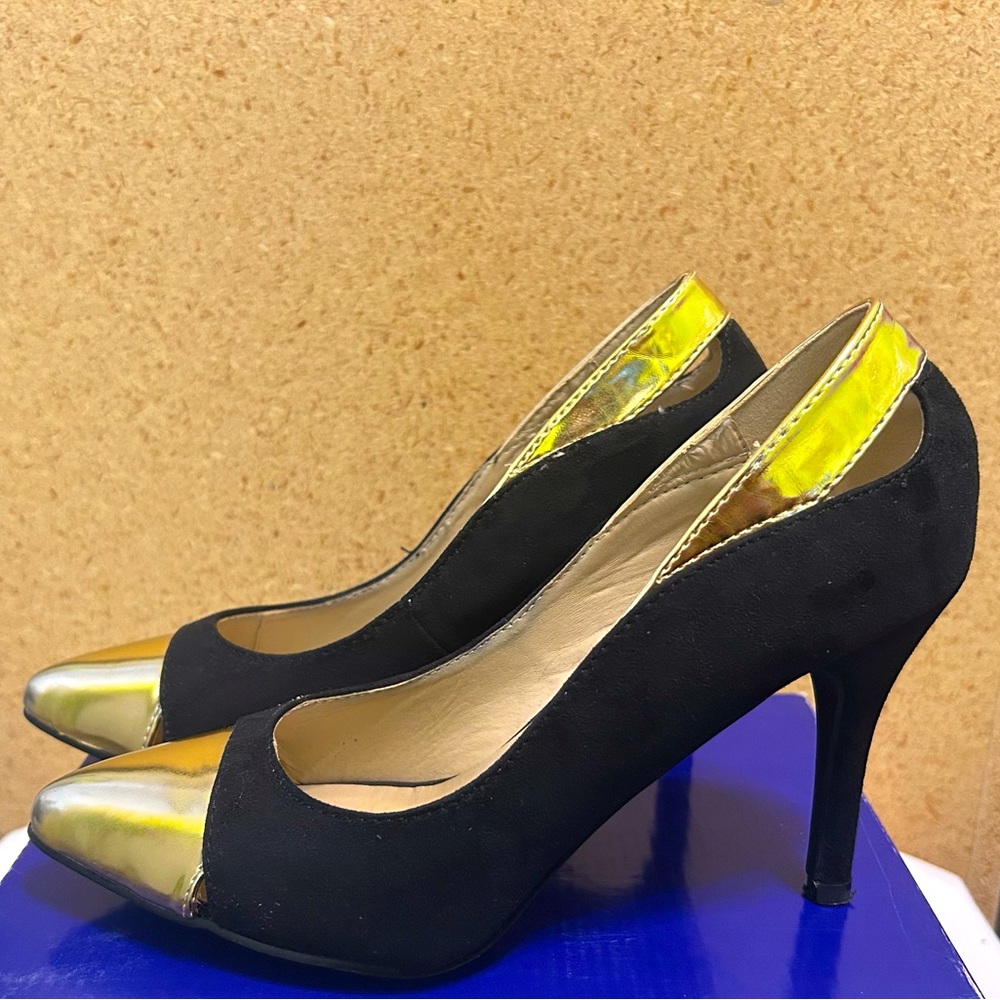 Preowned JustFab Elegant Gold Toe Black Women's Heels in Size 7.5